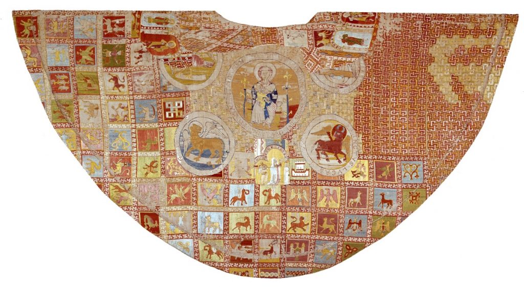 Zu sehen ist das Pluviale des Gösser Ornats. Im oberen Teil kann man gut erkennen, wie es vor geraumer Zeit geändert und wieder falsch zusammengenäht wurde. Die abgebildeten Teile passen gar nicht auf das restliche Muster und gehören eigentlich auf die Kasel, die im Titelbild dieses Beitrages hinterlegt ist. Copyright: Museum für Angewandte Kunst Wien