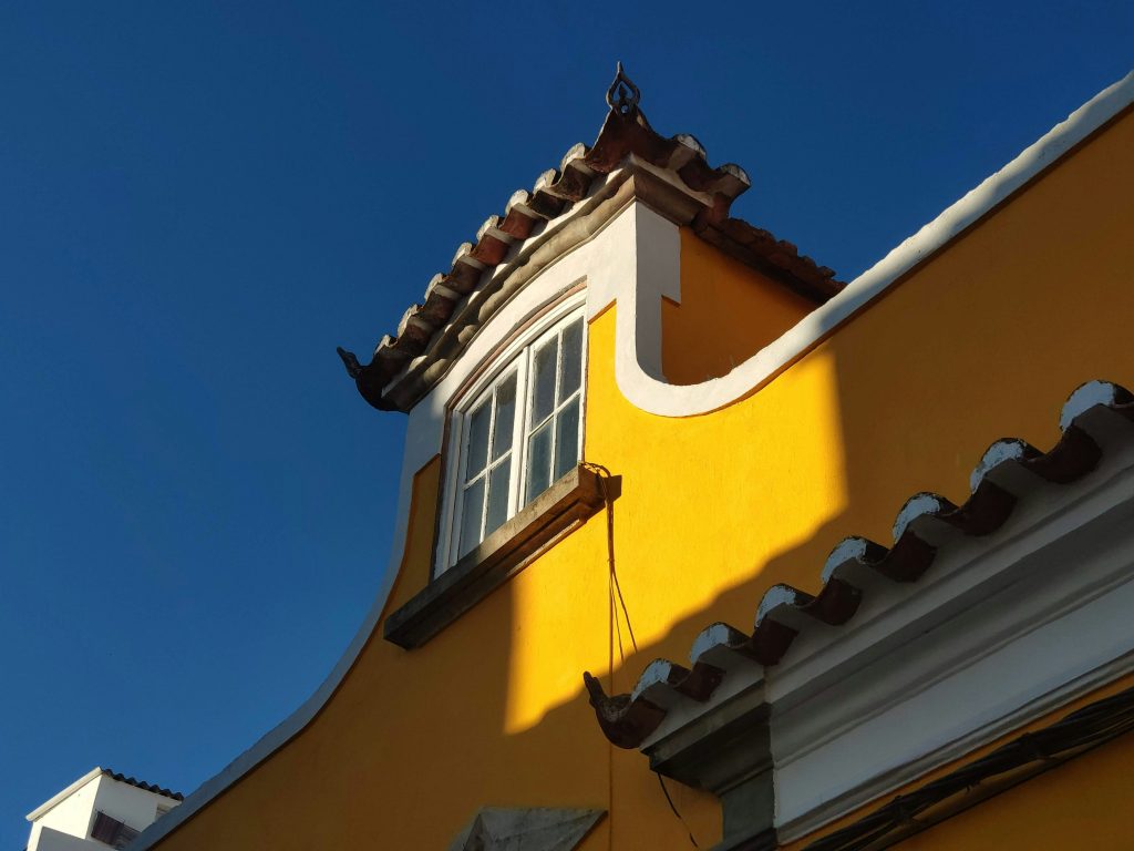 Immobilienkauf: Fragment eines gelben Hauses