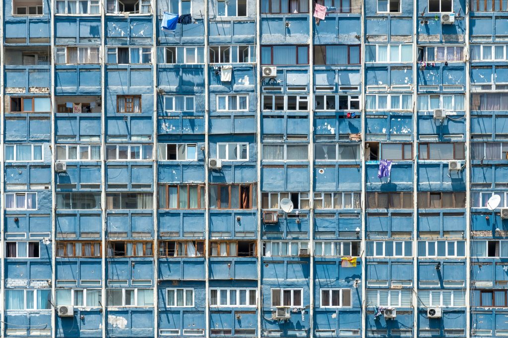 Brutalistisches Hochhaus in blau