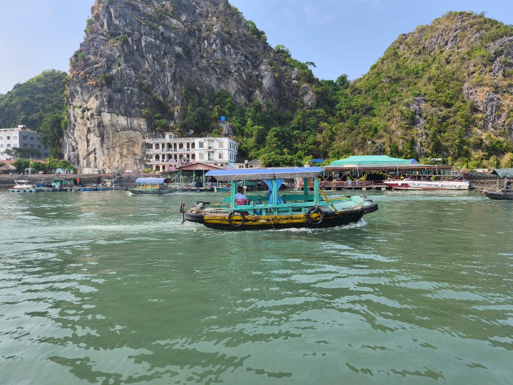 Schiffchen fährt durch die Ha Long Bay