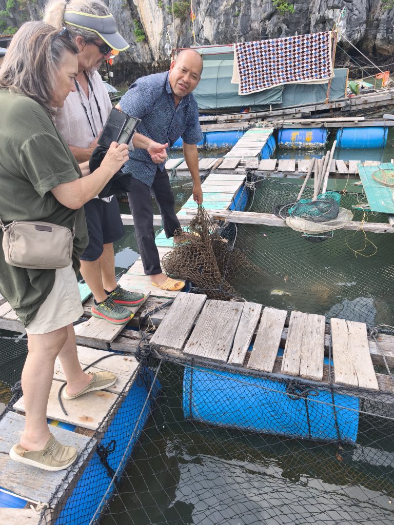 Das französische Pärchen und der Cafébetreiber mit seinen gigantischen Fischen