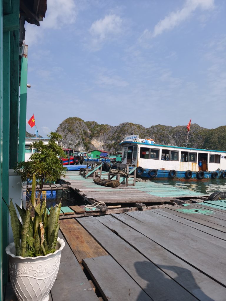 Aussicht aus einem "schwebenden Café" in der Ha Long Bay.