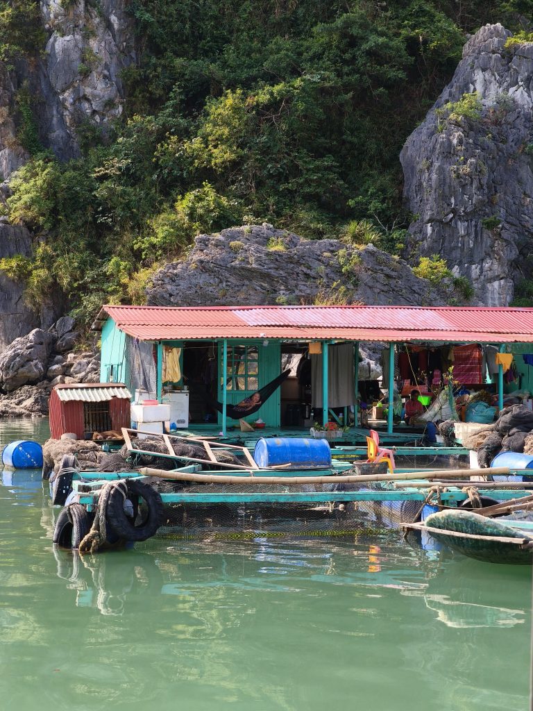 Einwohnerin eines schwimmenden Hauses entspannt in der Hängematte.