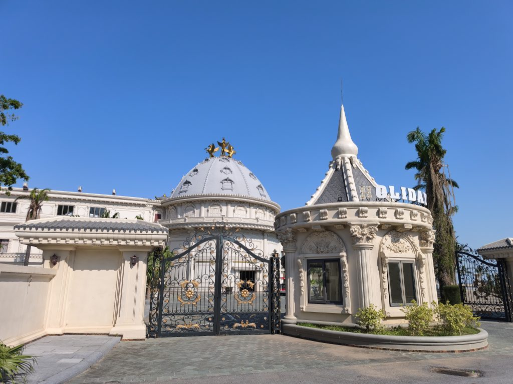 Auf der Halbinsel Van Huong: Luxushotel in Betrieb