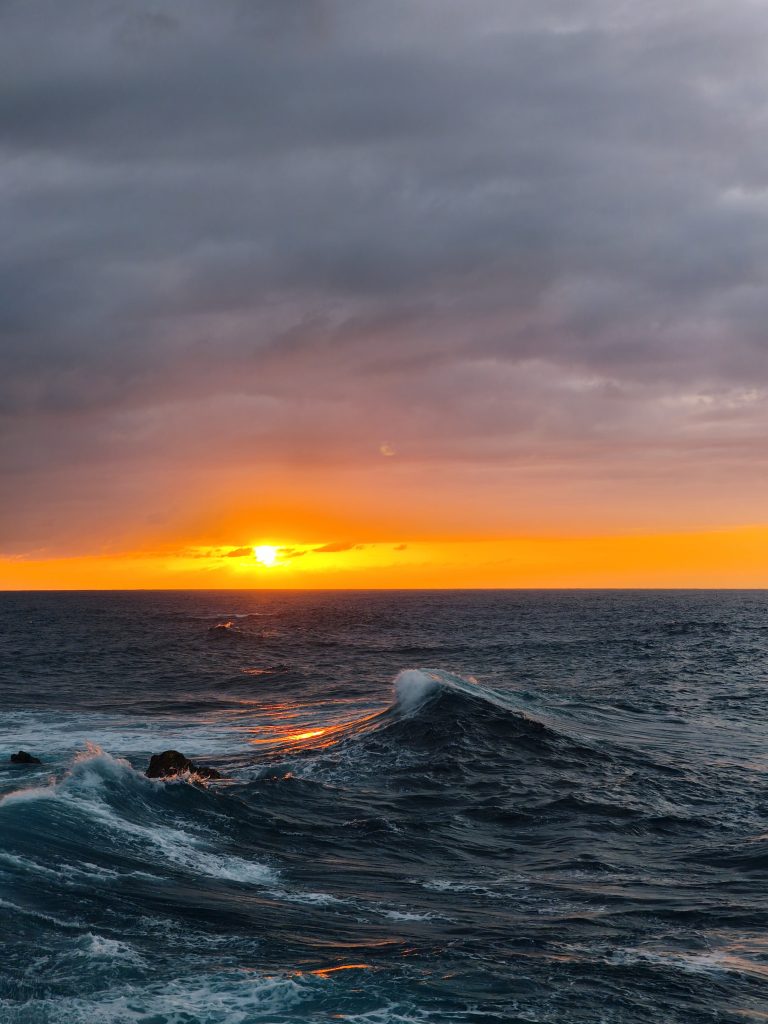 Abschied von Teneriffa: Sonnenuntergang und Wellen