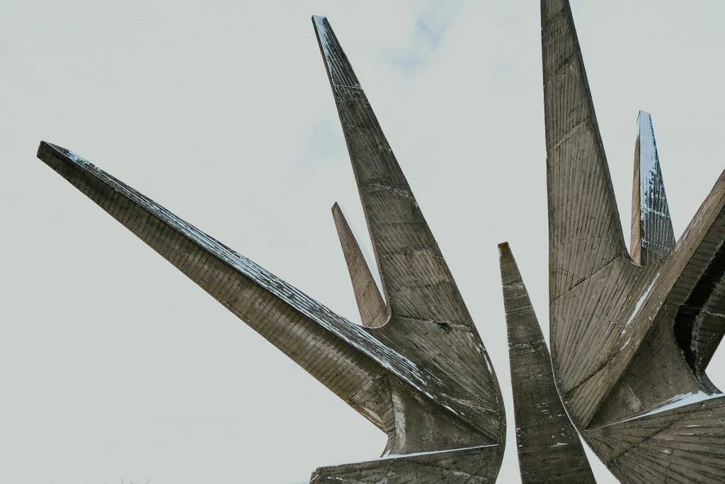 Brutalistisches Bauelement aus Beton