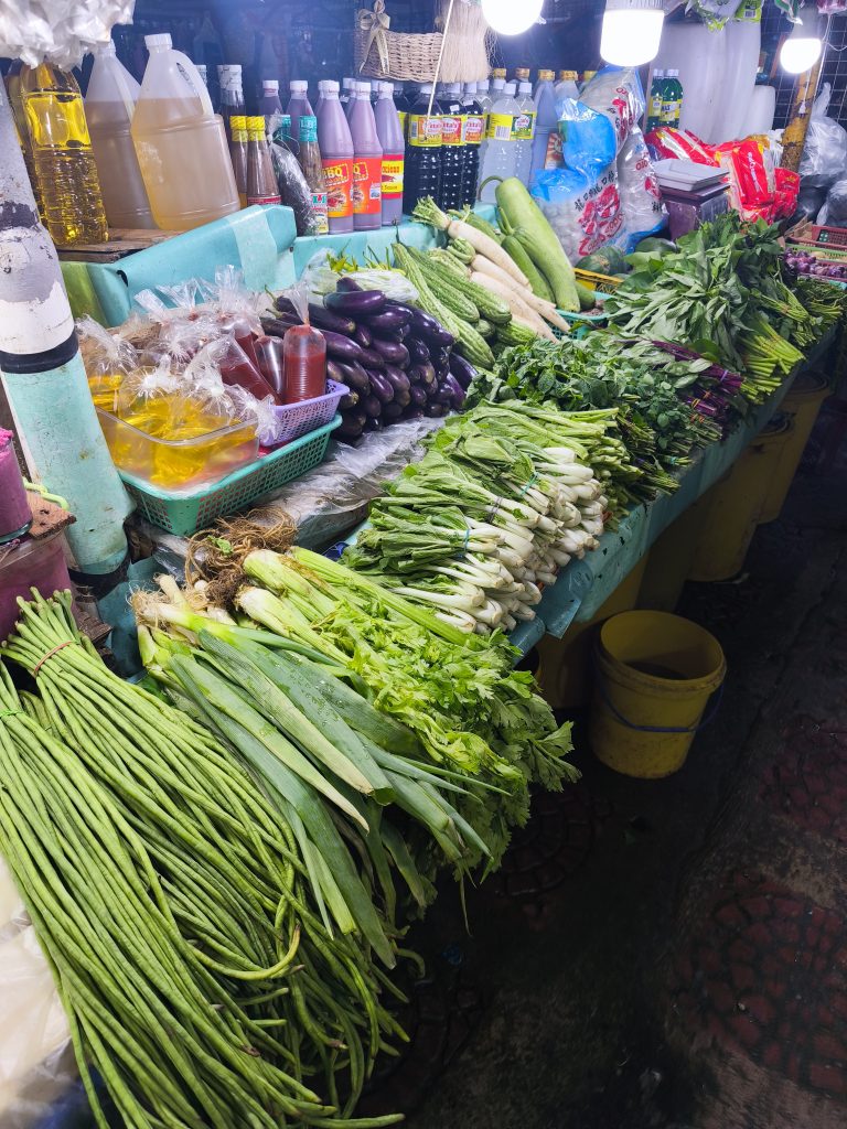 Markthalle in Manila. Kräuter und Gemüse