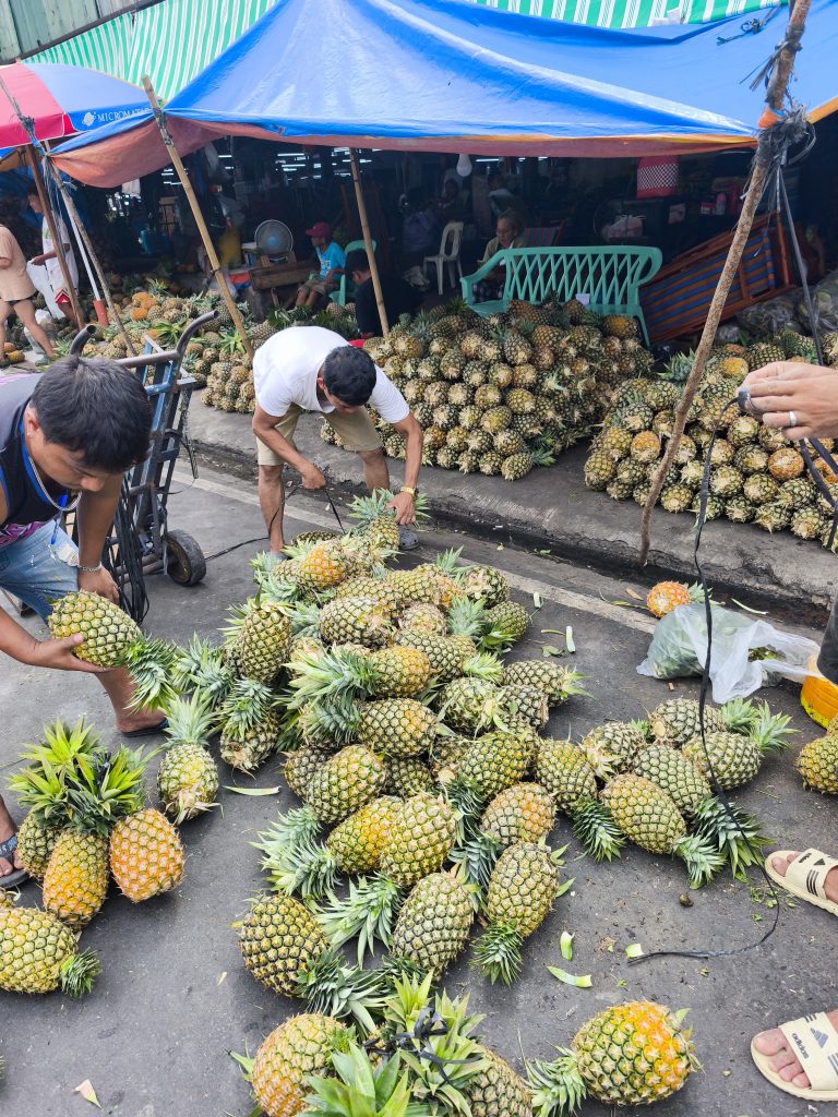 Ananasverkäufer auf dem Markt in Manila