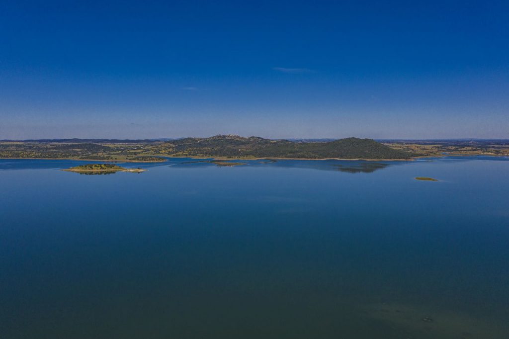 Blick über den Alqueva-See im Alentejo, Portugal, mit ruhigem Wasser, sanften Hügeln und typischer Landschaft der größten künstlichen Seenlandschaft Europas – beliebtes Reiseziel für Natur, Wassersport und Sternenbeobachtung.

Panorama des Alqueva-Sees im Alentejo in Portugal mit weitem Wasserblick und mediterraner Natur. Der Stausee zählt zu den bekanntesten Sehenswürdigkeiten der Region und zieht Urlauber, Naturliebhaber und Wassersportler an.