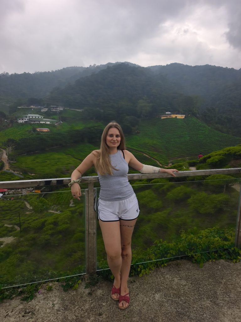 Madlen Trefzer auf einer Teeplantage in den Cameron Highlands, Malaysia