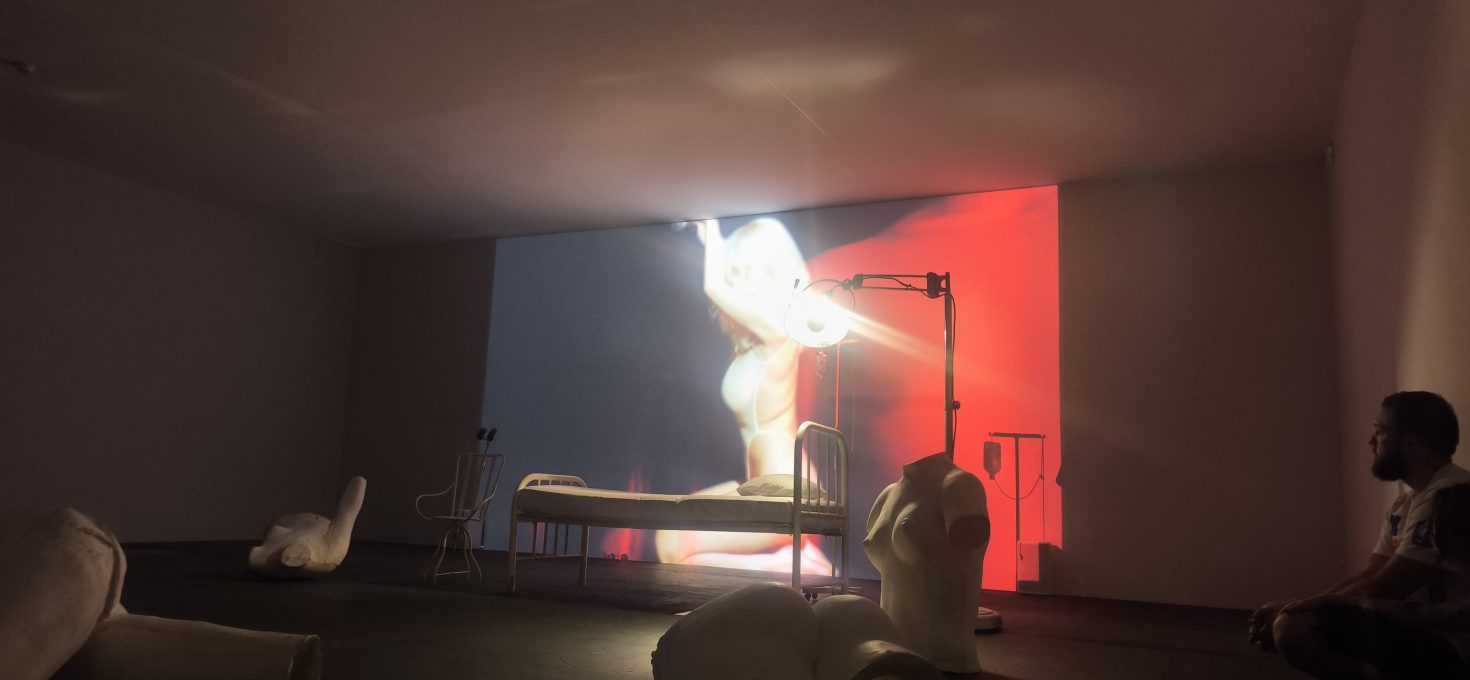 Bianca Censori in Vanessa Beecrofts Highend-Peepshow