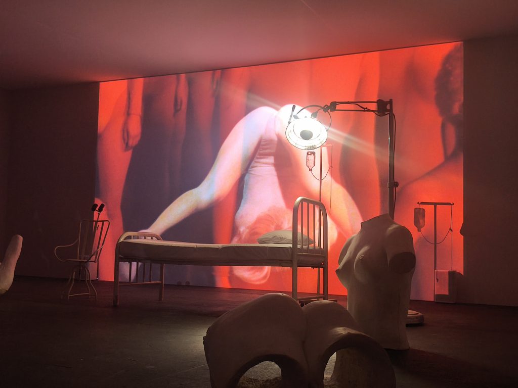 Bianca Censori in der Installation von Vanessa Beecroft
