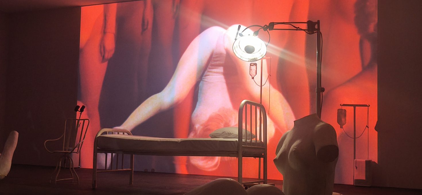 Bianca Censori in Vanessa Beecrofts Highend-Peepshow