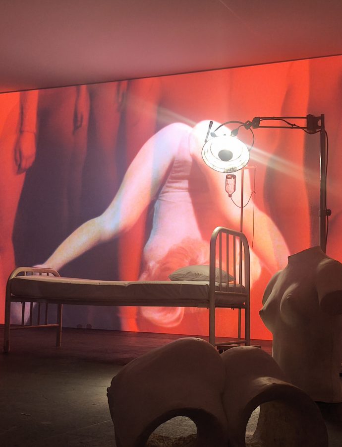 Bianca Censori in Vanessa Beecrofts Highend-Peepshow
