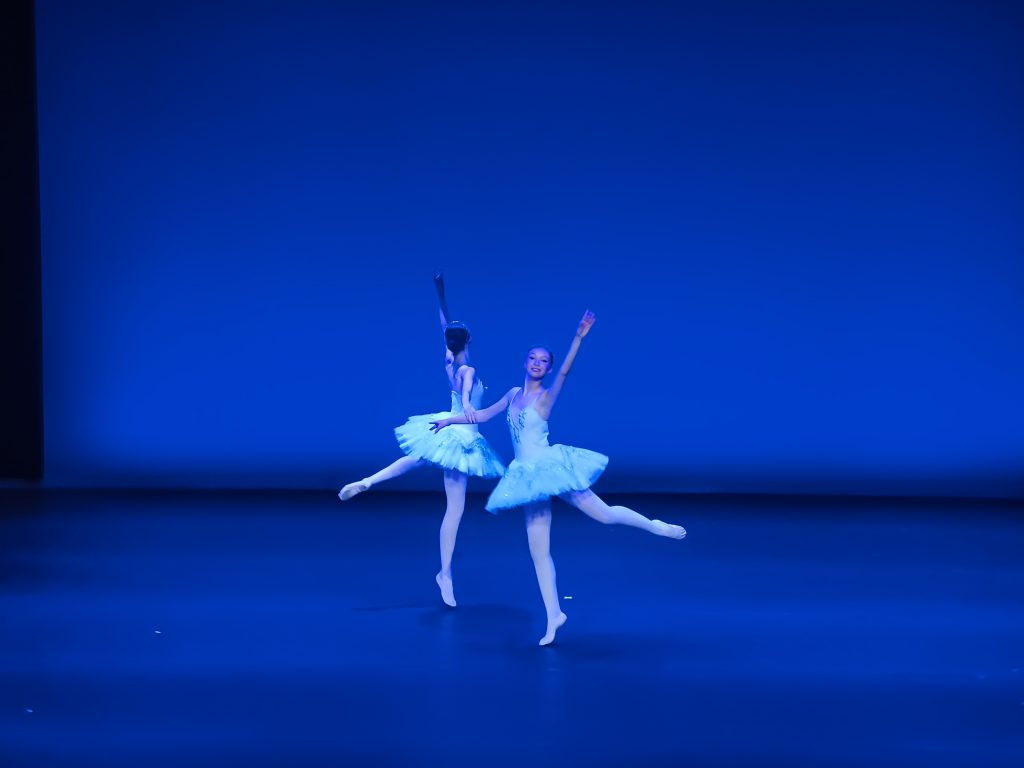 Masha Pavlova und Victoria Thomas auf der Theaterbühne bei der Ballett-Gala in Baden-Baden.