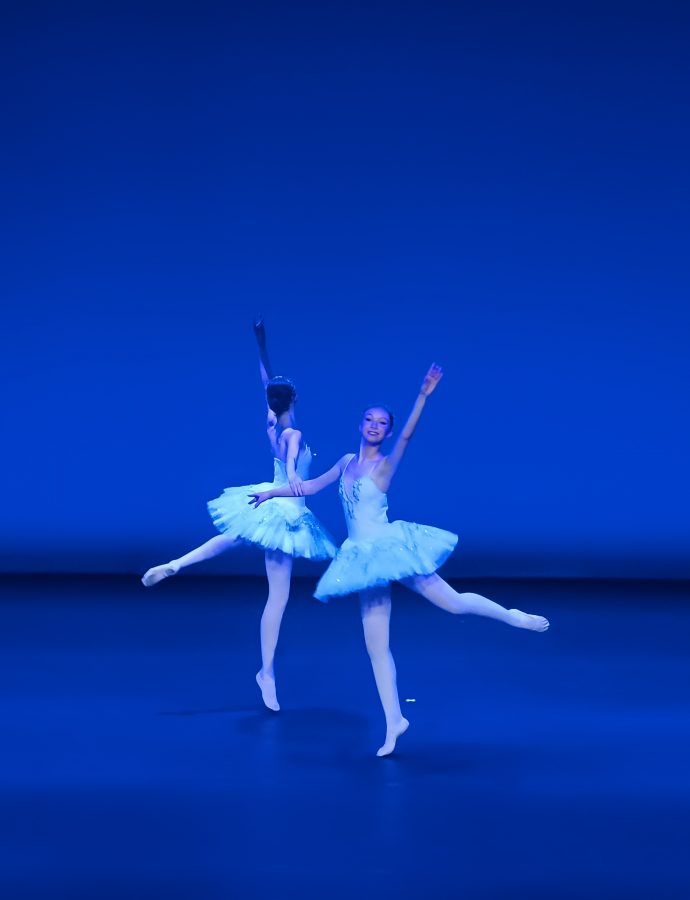 Masha Pavlova und Victoria Thomas auf der Theaterbühne bei der Ballett-Gala in Baden-Baden.