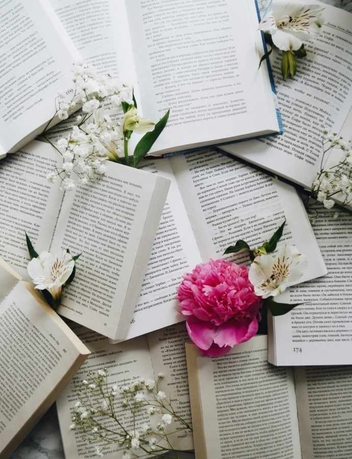Literatur Veranstaltung in Karlsruhe: Aufgeschlagene Bücher mit Blumen