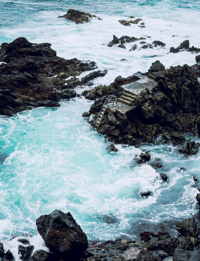 Kanarische Insel Teneriffa: Badestelle mitten in de Riffs, Atlantischer Ozean, stürmische Wellen