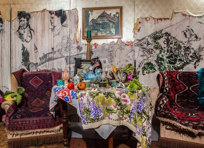 Die Neue Fledermaus: Ein Salon der Avantgarde