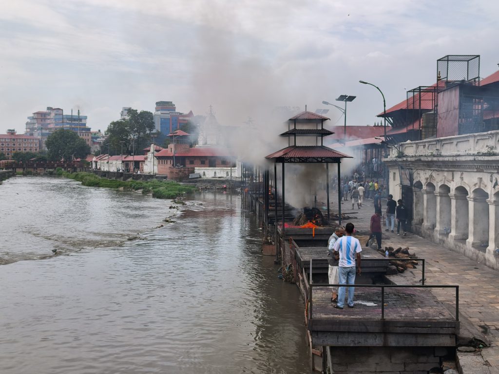 Tempel Pashupatinath in Kathmandu, Nepal. Blick auf den heiligen Fluss und die Verbrennungsstätten