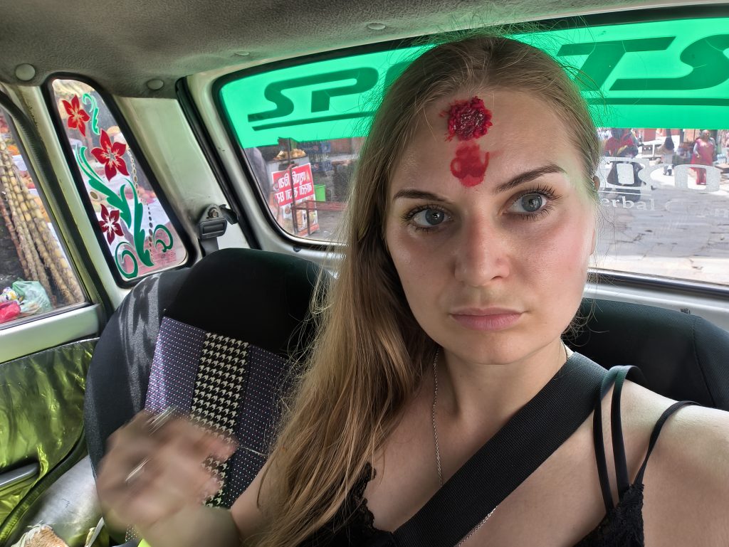 Madlen Trefzer im Taxi auf dem Weg vom Tempel Pashupatinath