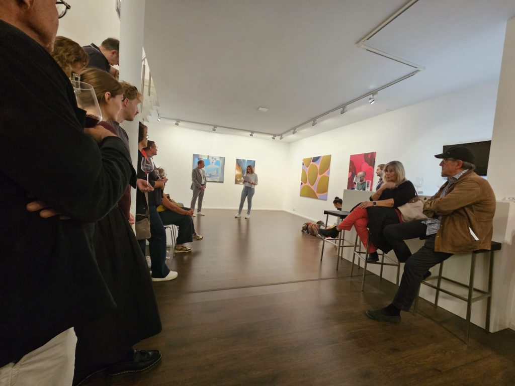 Madlen Trefzer in der Galerie Supper bei der Vernissage "Zwischenräume" von Leonhard Wachter und Pauline Schulte