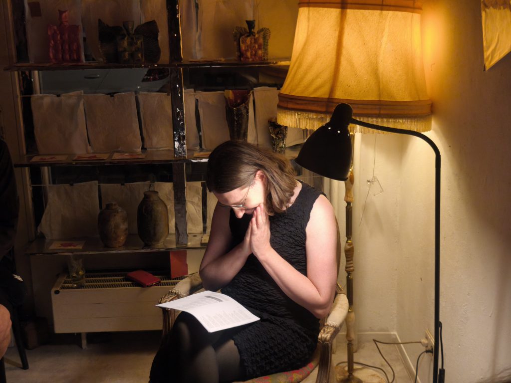 Jana Ebert beim Lesen ihrer Gedichte in der Neuen Fledermaus in Karlsruhe.