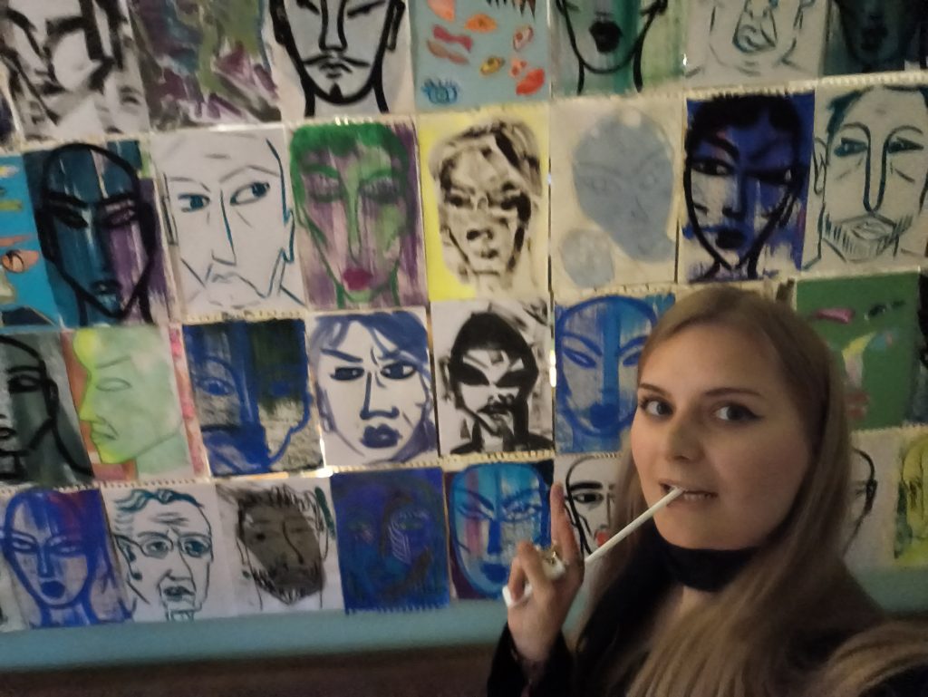 Madlen Romanowna Trefzer bei ihrer Vernissage in Armando's Bar in Baden-Baden